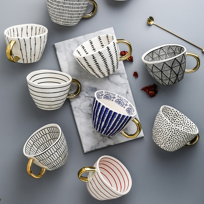 Norvo | Cup med abstrakt geometrisk mønster og gullhåndtak