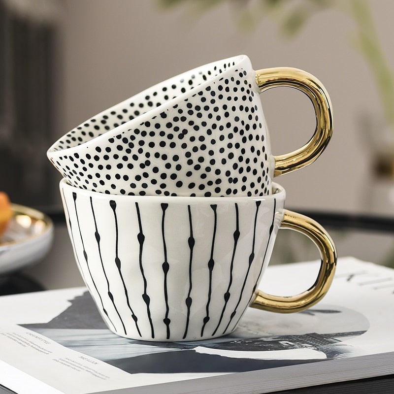 Norvo | Cup med abstrakt geometrisk mønster og gullhåndtak