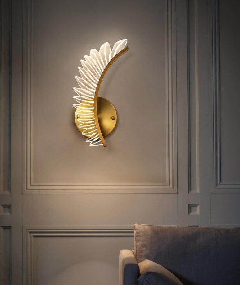 Norvo | Vegglampe med naturinspirert gyllen vinge motiv