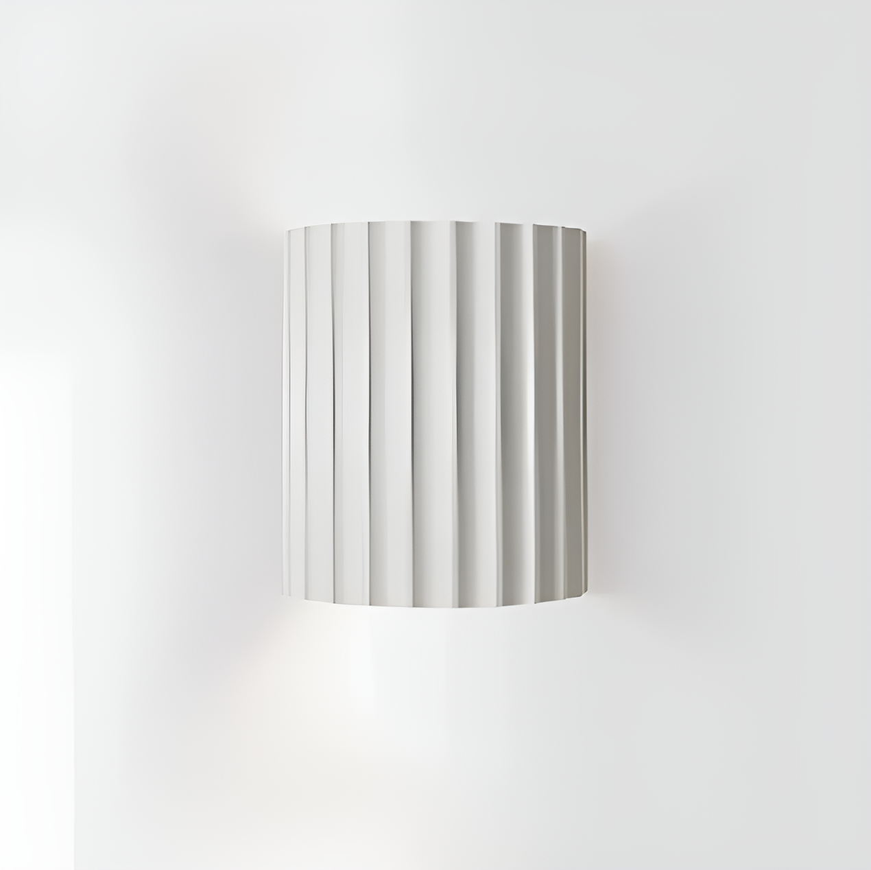 Norvo | Stripete LED vegglampe laget av harpiks for en moderne nordisk atmosfære