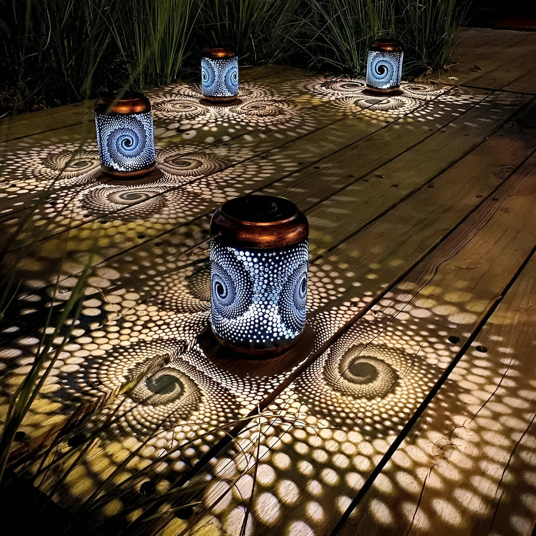 Norvo | LioraSpira projeksjonslampe Solar hage lampe med spiral projeksjon | Kunstnerisk design | Værbestandig | 28x19x13 cm