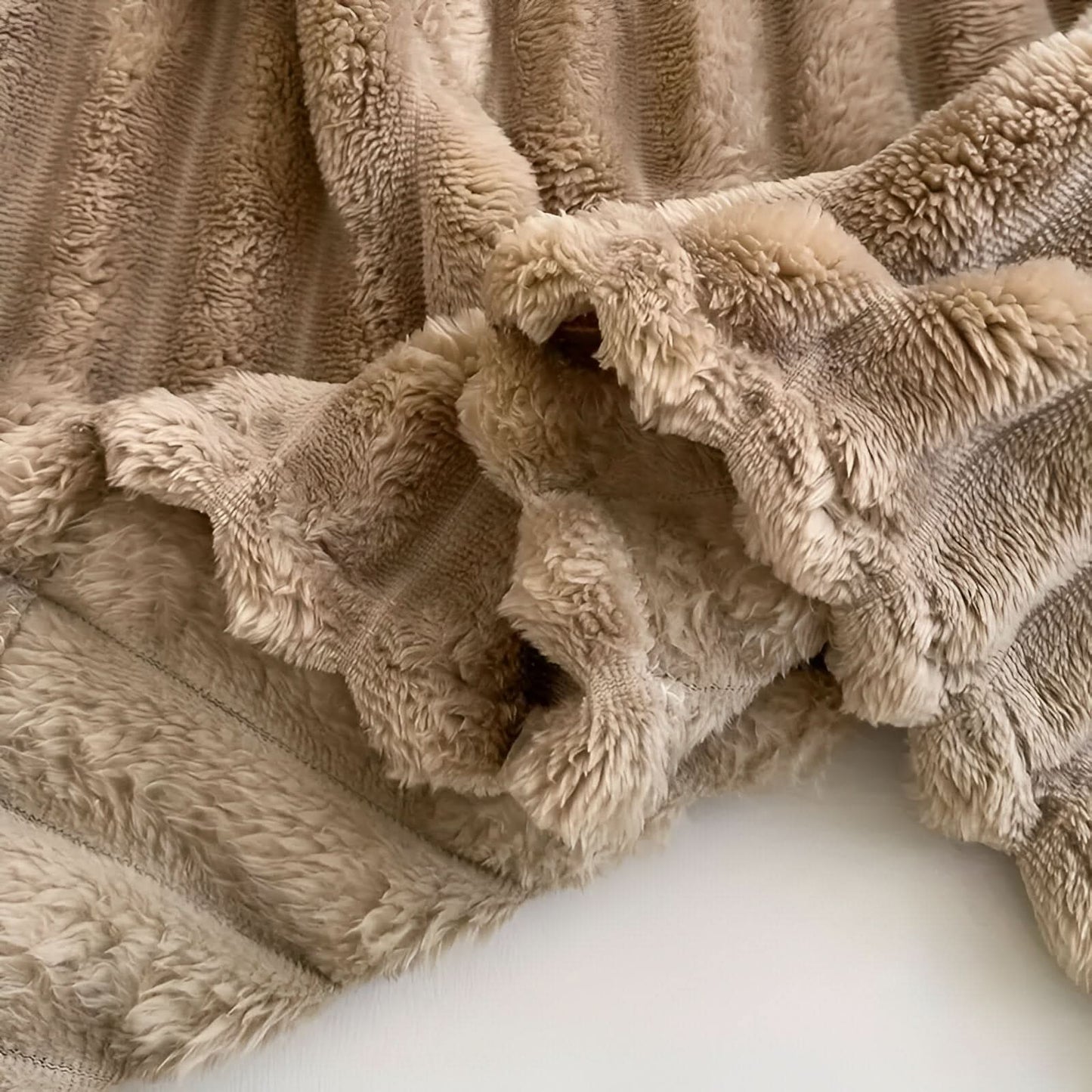 Norvo | STRIPEPLUSH – Myk stripete fleece teppe