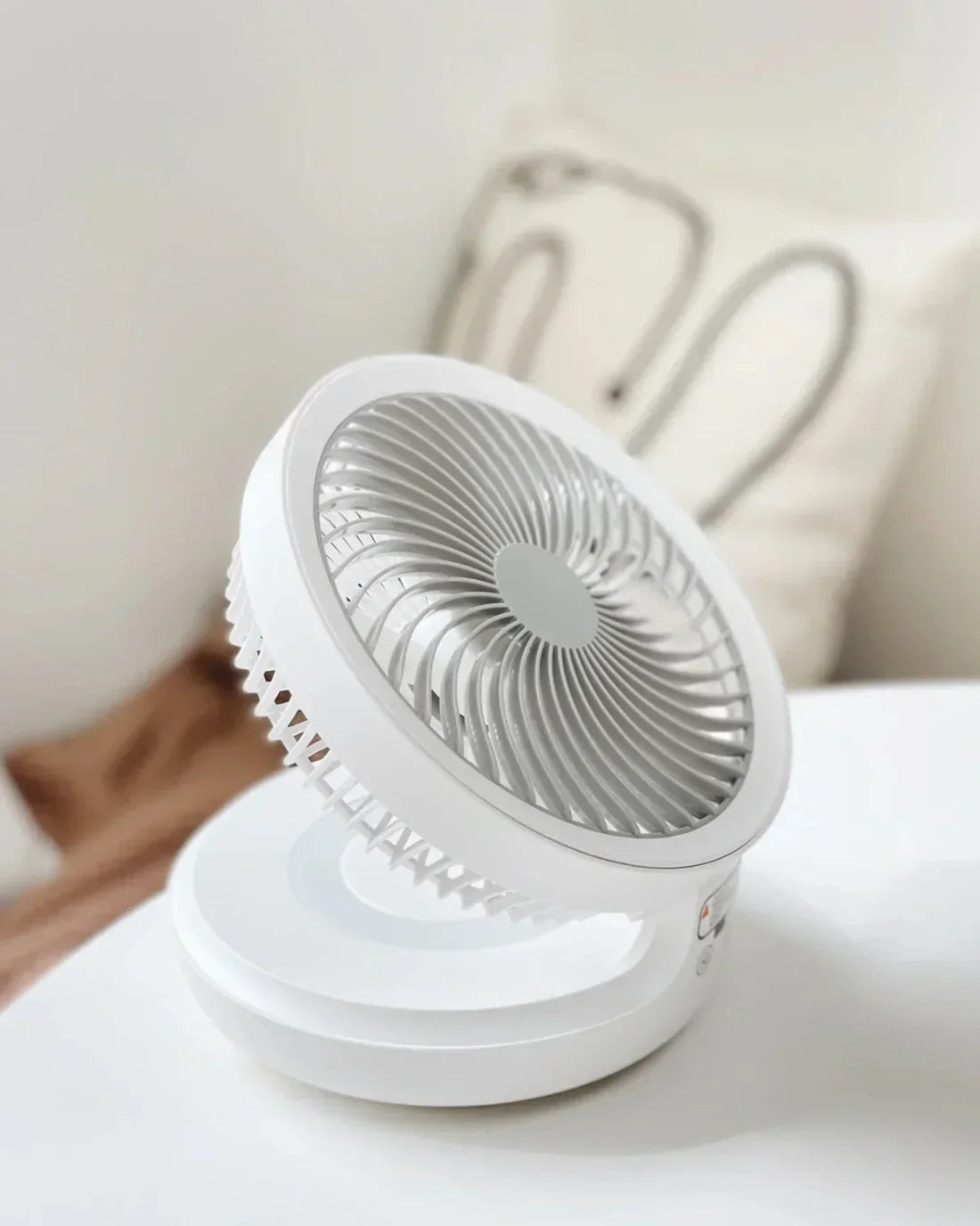 Norvo | Bærbar Veggvifte | Multifunksjonell, USB-oppladbar & Hviskende Stille til Hjemmet, Kontoret & Utendørs Bruk