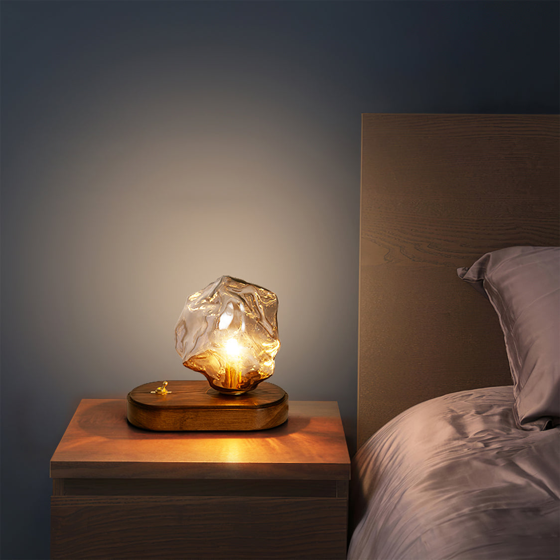 Norvo | RusticLume – Amber Glass og Tre Bordlampe