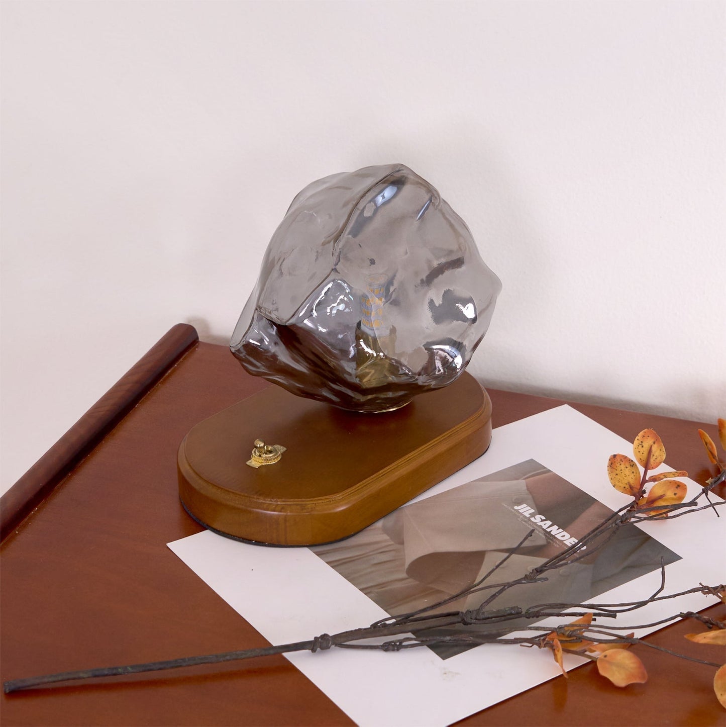 Norvo | RusticLume – Amber Glass og Tre Bordlampe