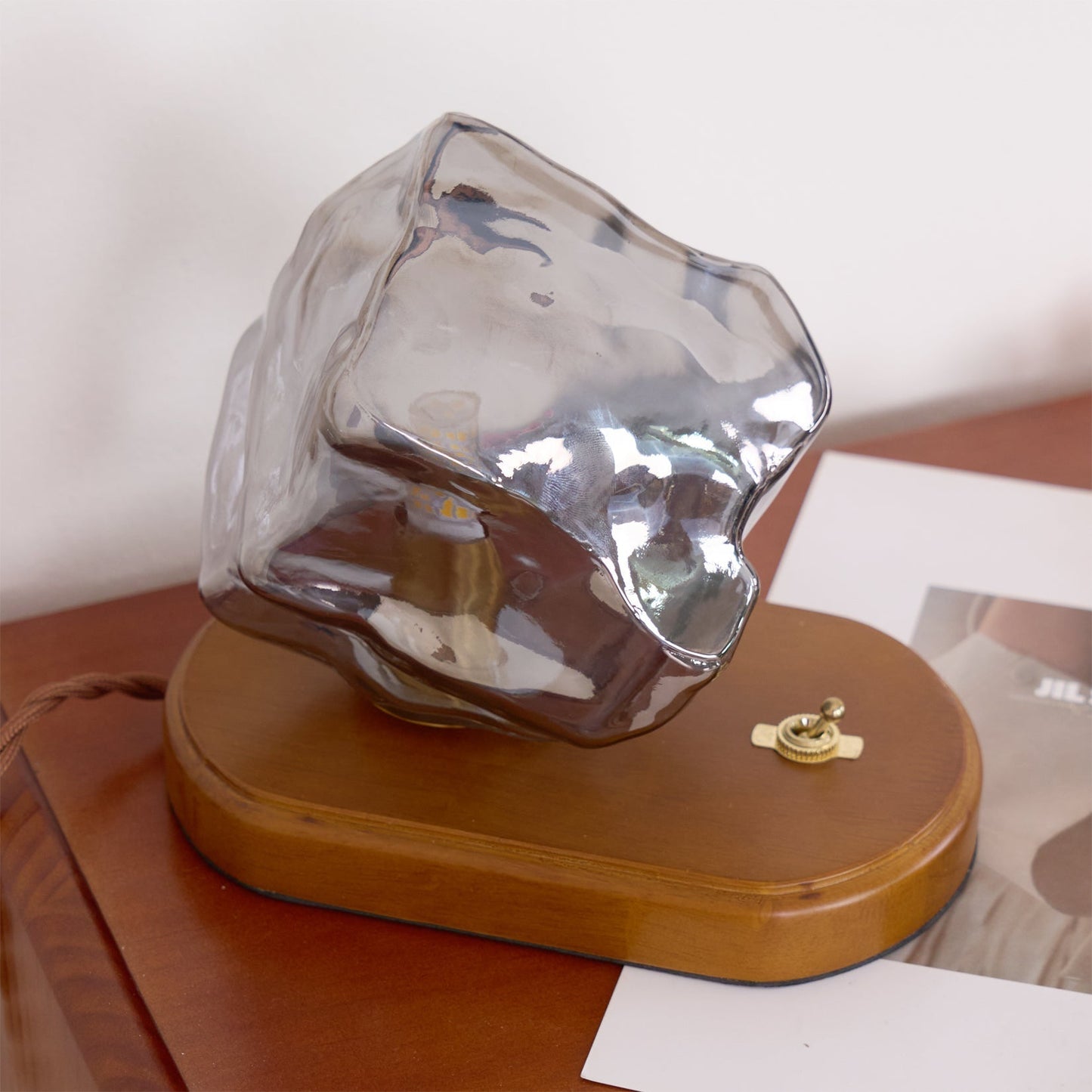 Norvo | RusticLume – Amber Glass og Tre Bordlampe