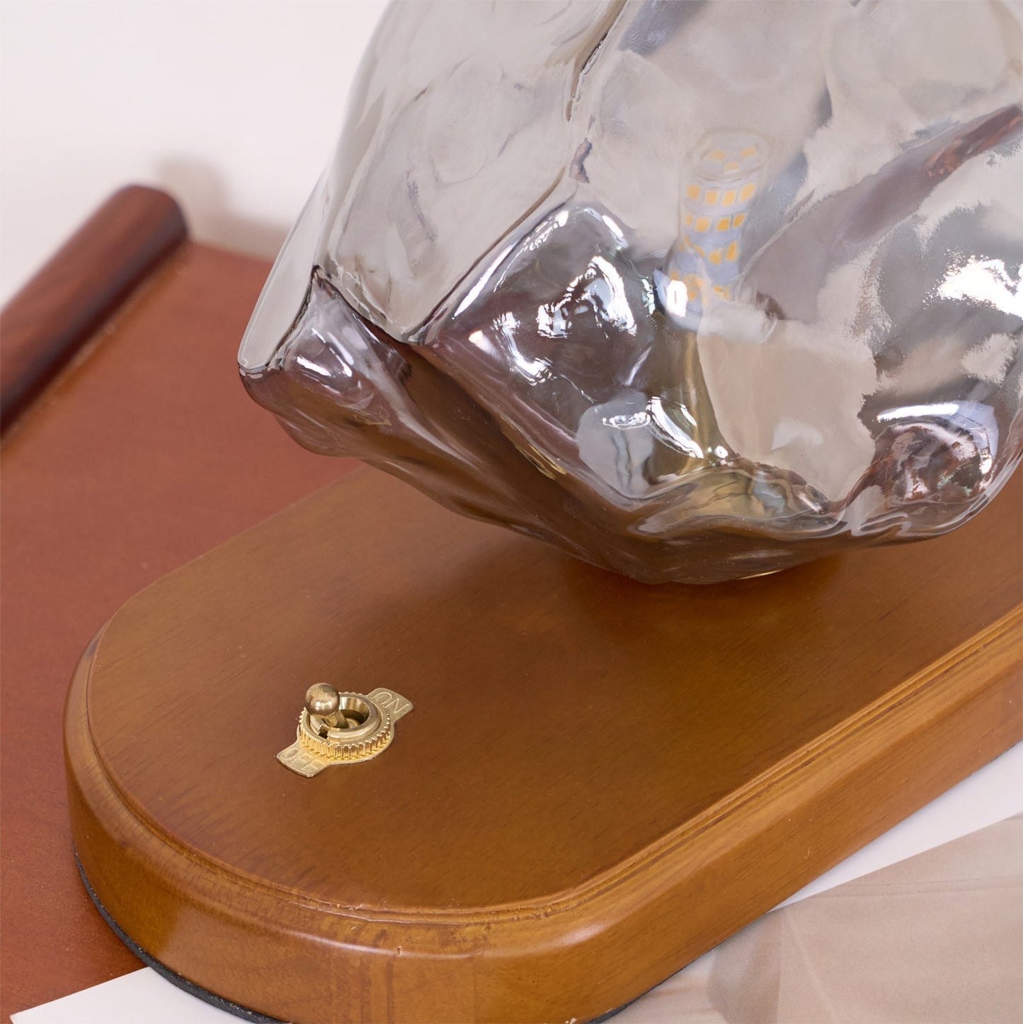 Norvo | RusticLume – Amber Glass og Tre Bordlampe