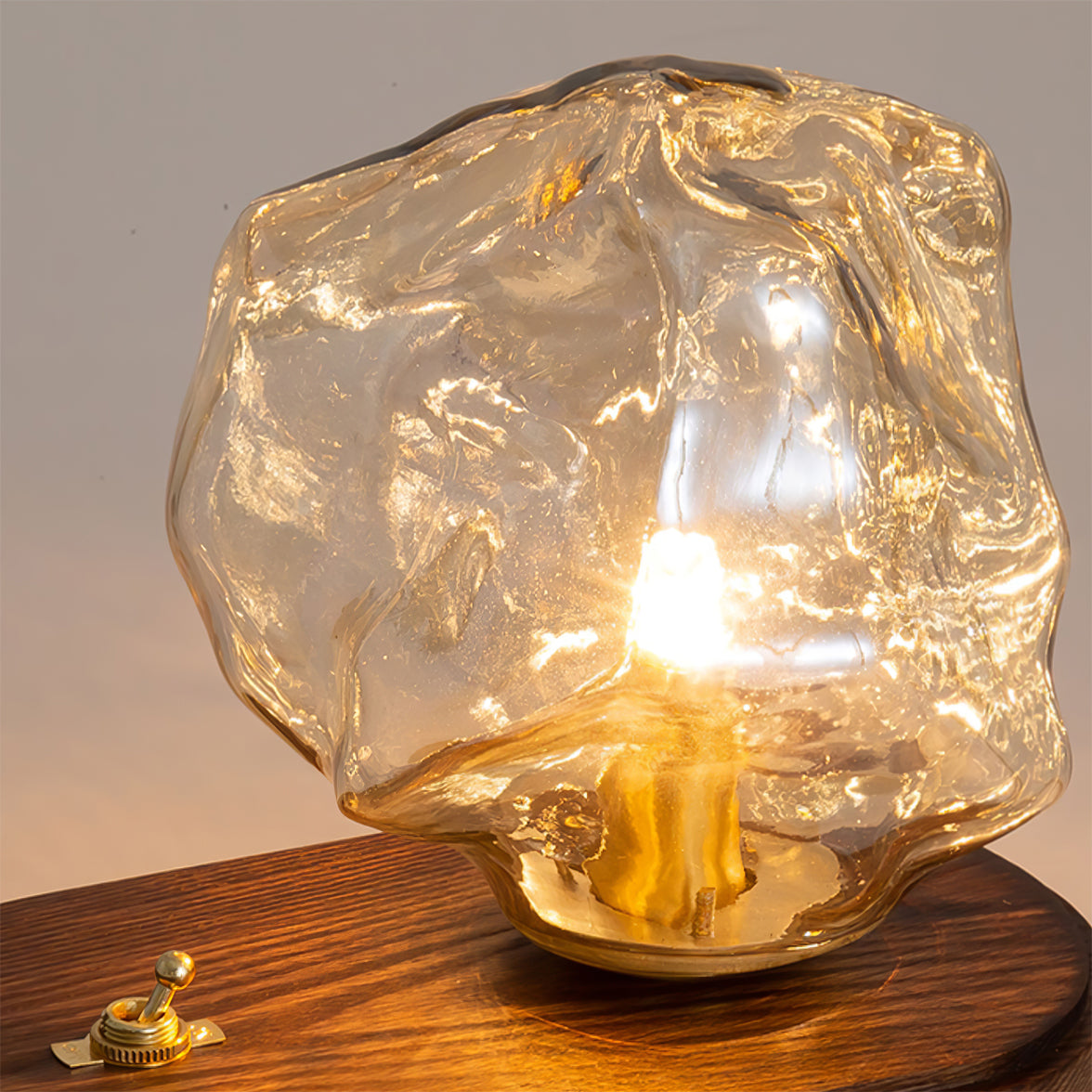 Norvo | RusticLume – Amber Glass og Tre Bordlampe