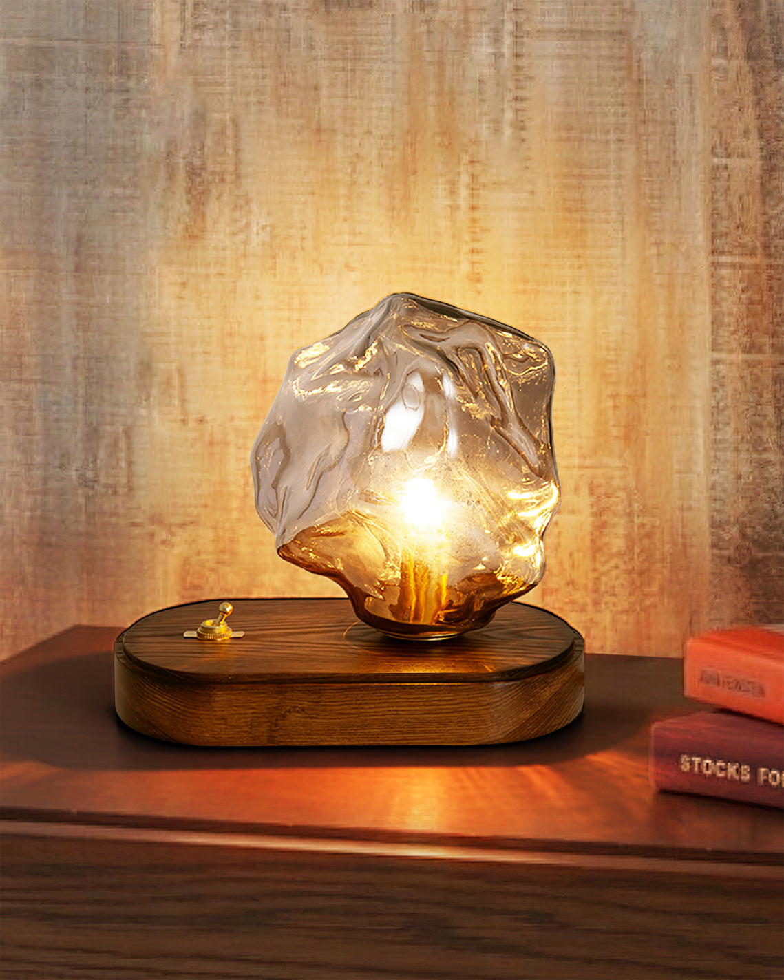 Norvo | RusticLume – Amber Glass og Tre Bordlampe