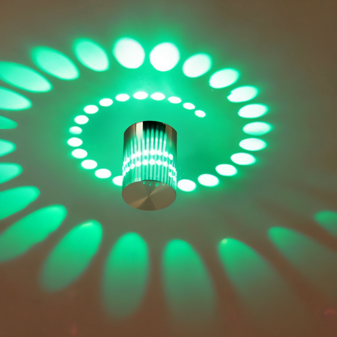 Norvo | LuminBlast LED Vegglampe – Fargerik Spiral Sylinder Vegglampe for Moderne Innendørs Belysning