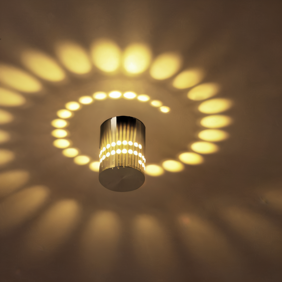 Norvo | LuminBlast LED Vegglampe – Fargerik Spiral Sylinder Vegglampe for Moderne Innendørs Belysning