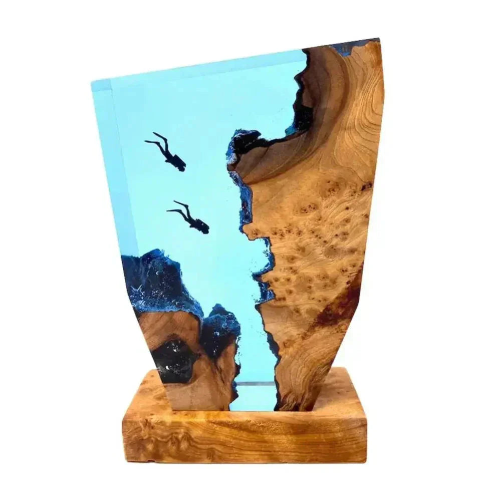 Norvo | Marideep – Dypvannsdykker Bordlampe med Trebase og Ambient Belysning