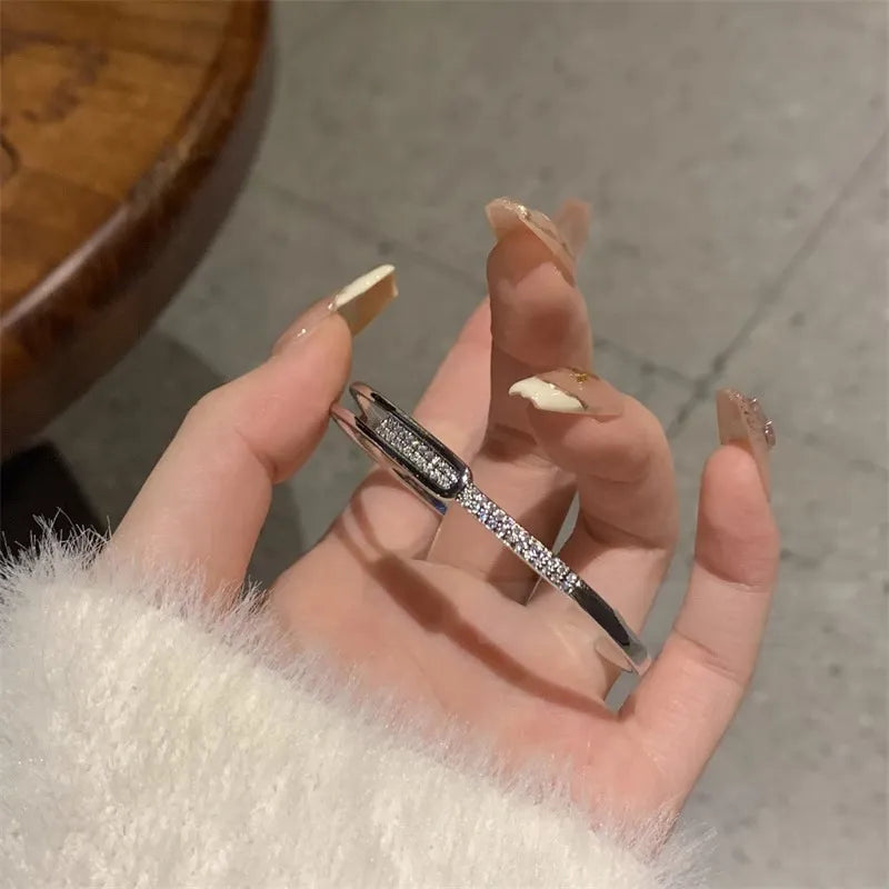 Norvo | Åpen armbånd laget av 925 sterling sølv med zirkonia