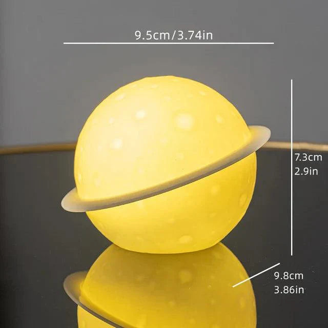 Norvo | AstroLume Astronaut Skulptur med Planet Nattlys | Moderne Dekorativt Høydepunkt | Miljøvennlig PVC & ABS | 9.8 x 12.1 cm