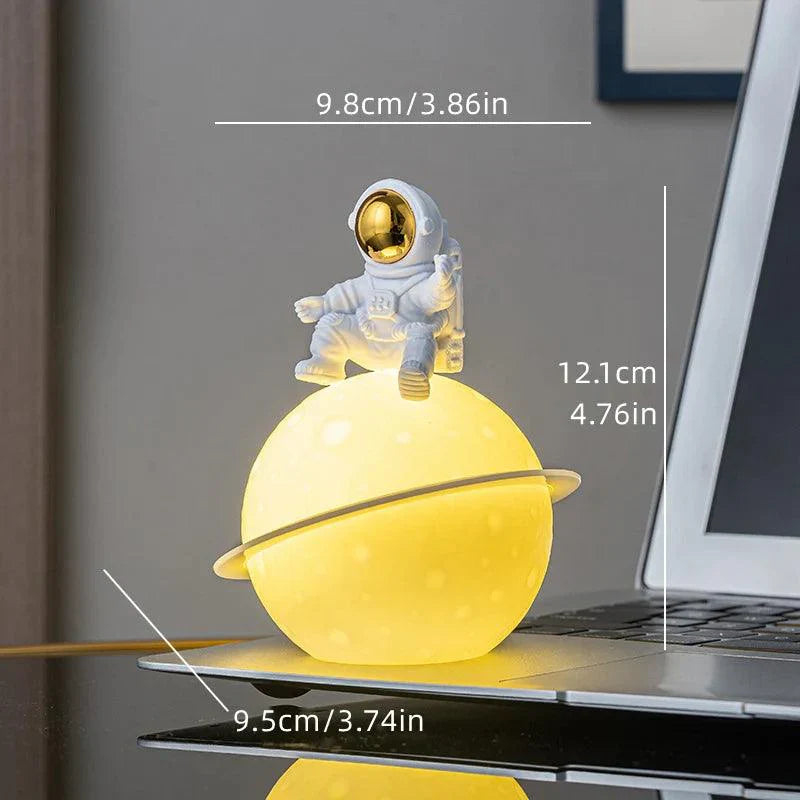 Norvo | AstroLume Astronaut Skulptur med Planet Nattlys | Moderne Dekorativt Høydepunkt | Miljøvennlig PVC & ABS | 9.8 x 12.1 cm