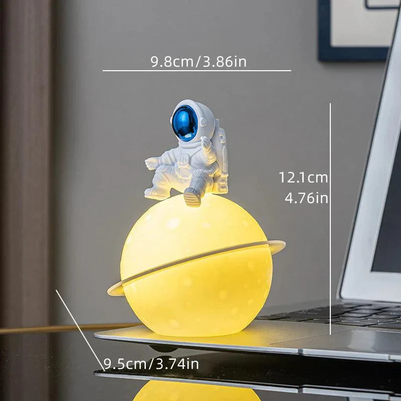 Norvo | AstroLume Astronaut Skulptur med Planet Nattlys | Moderne Dekorativt Høydepunkt | Miljøvennlig PVC & ABS | 9.8 x 12.1 cm