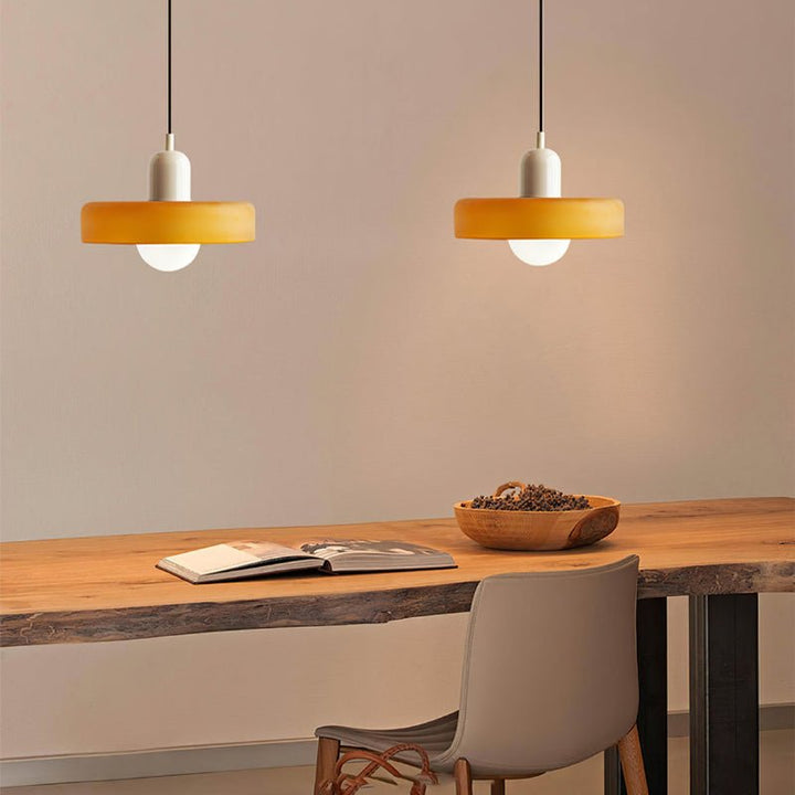 Norvo | Bauhaus Farget Glasspendellampe for Moderne Interiører