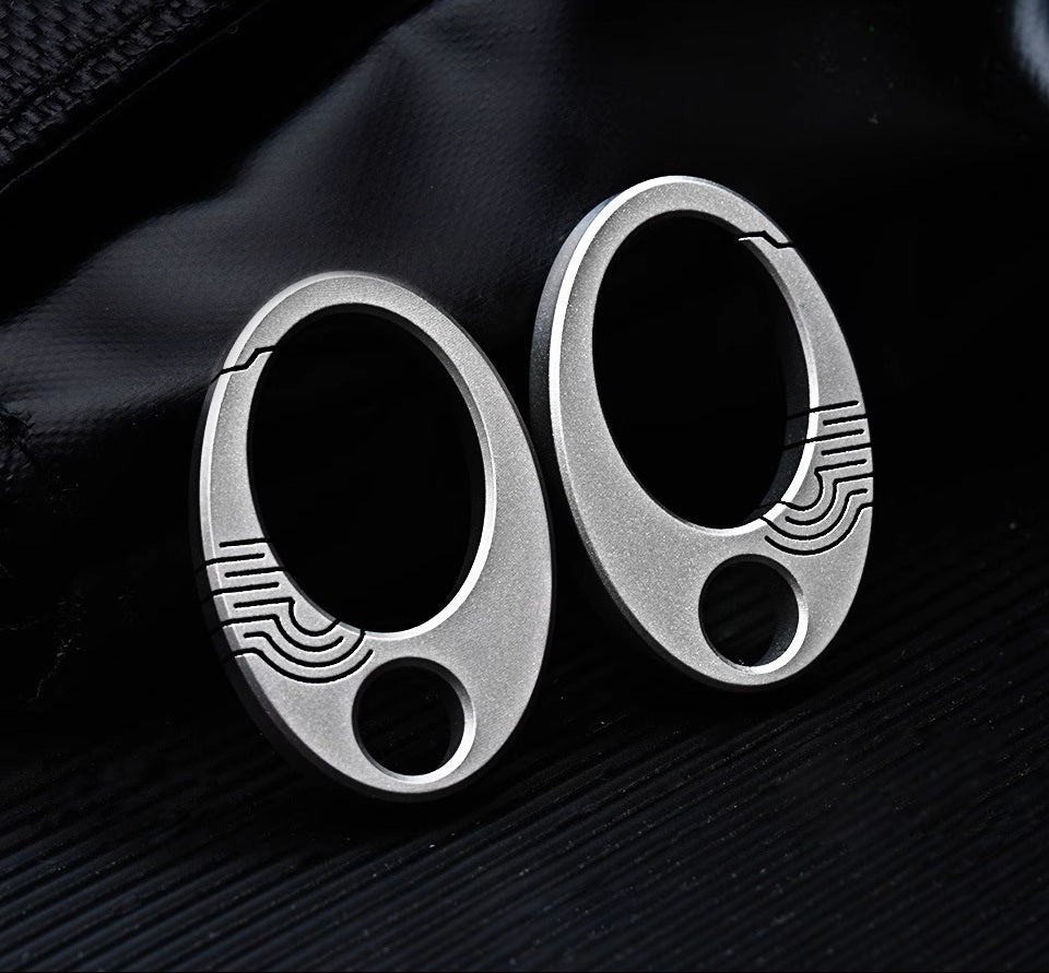 Norvo | Eksepsjonell Mini Ren Titan Nøkkelring: EDC Press-Lås Charm Verktøy