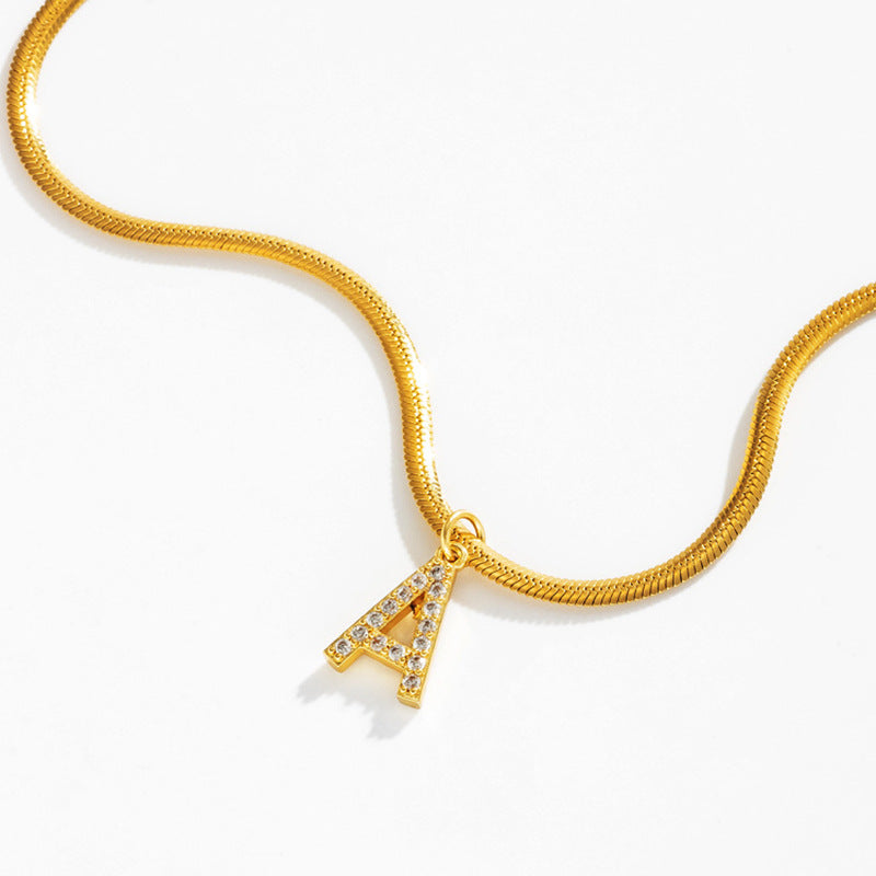 Norvo | Delikat Diamant Bokstav Initial Herringbone Halskjede