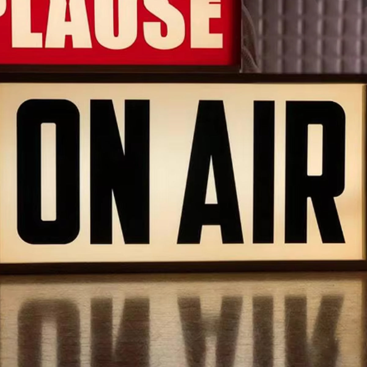 Norvo | On Air Skilt Retro Lysboks Bordlampe