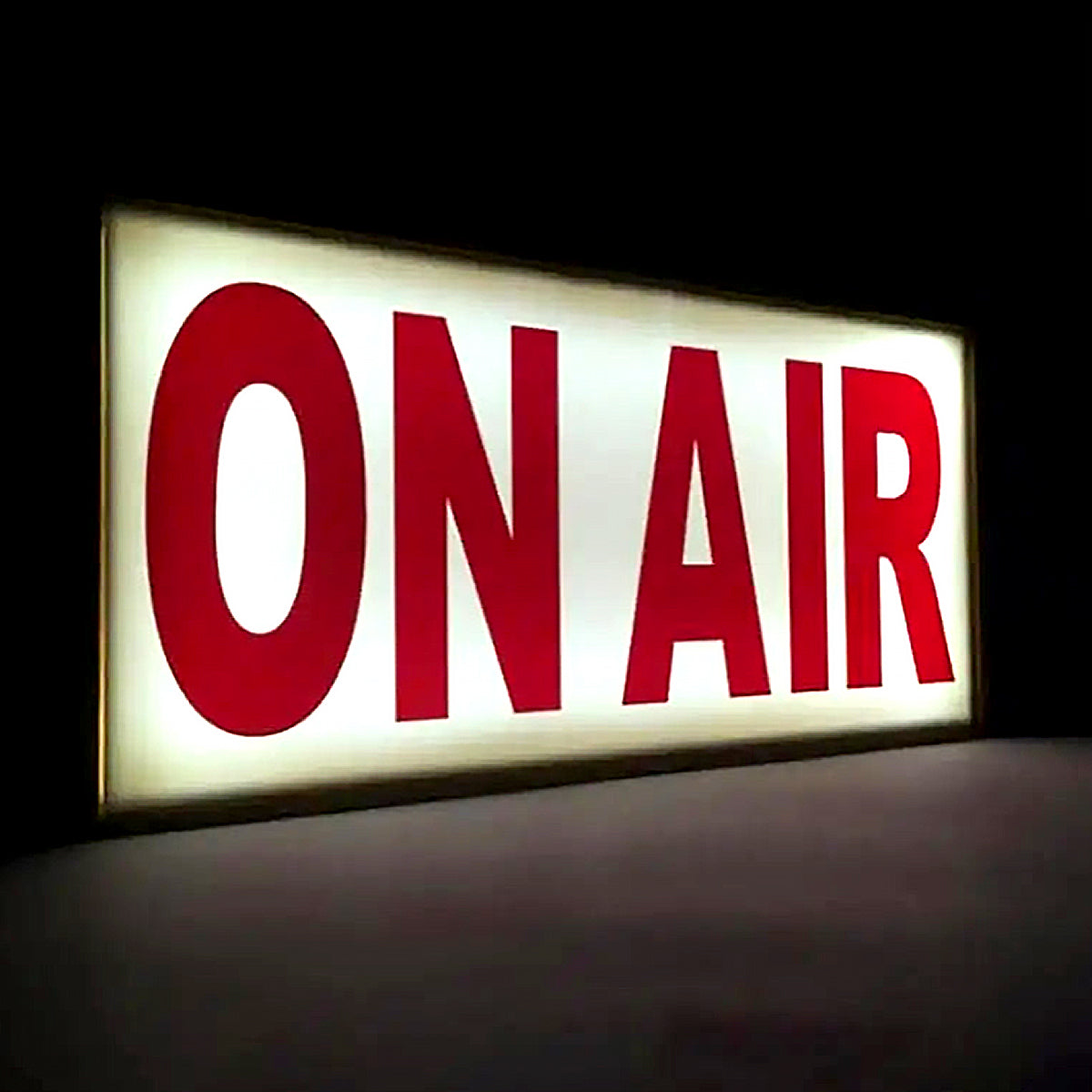 Norvo | On Air Skilt Retro Lysboks Bordlampe