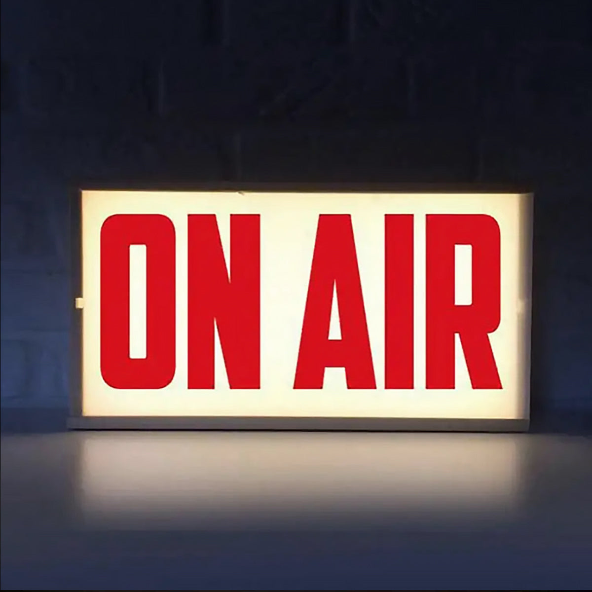 Norvo | On Air Skilt Retro Lysboks Bordlampe