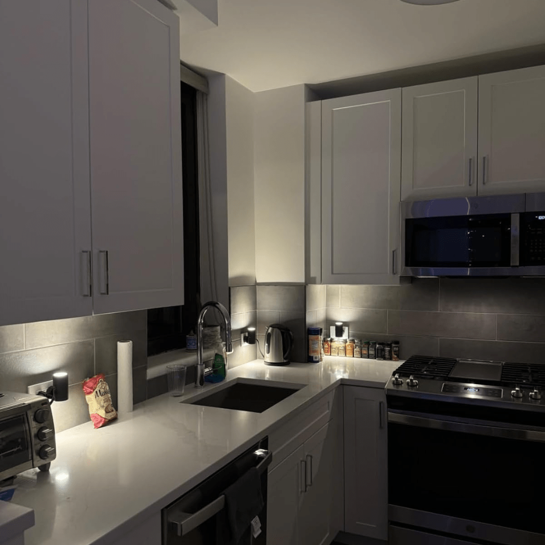 Norvo | Alova LED Plug-In Vegglampe – Dimmbar Sensorlampe for Gang, Trapper & Soverom