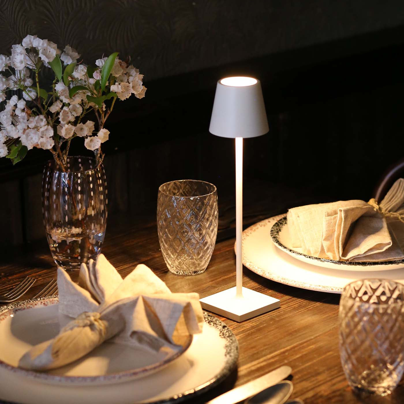 Norvo | PoldLight – Moderne LED Bordlampe med Lading Mulighet