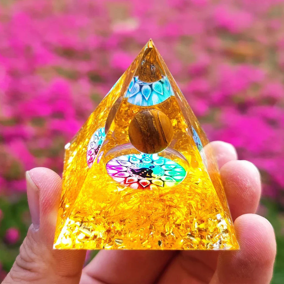 Norvo | Orgonitt-pyramide helbredelse krystaller energigenerator med ametyst pendel - Reiki chakra meditasjonsverktøy og romdekor