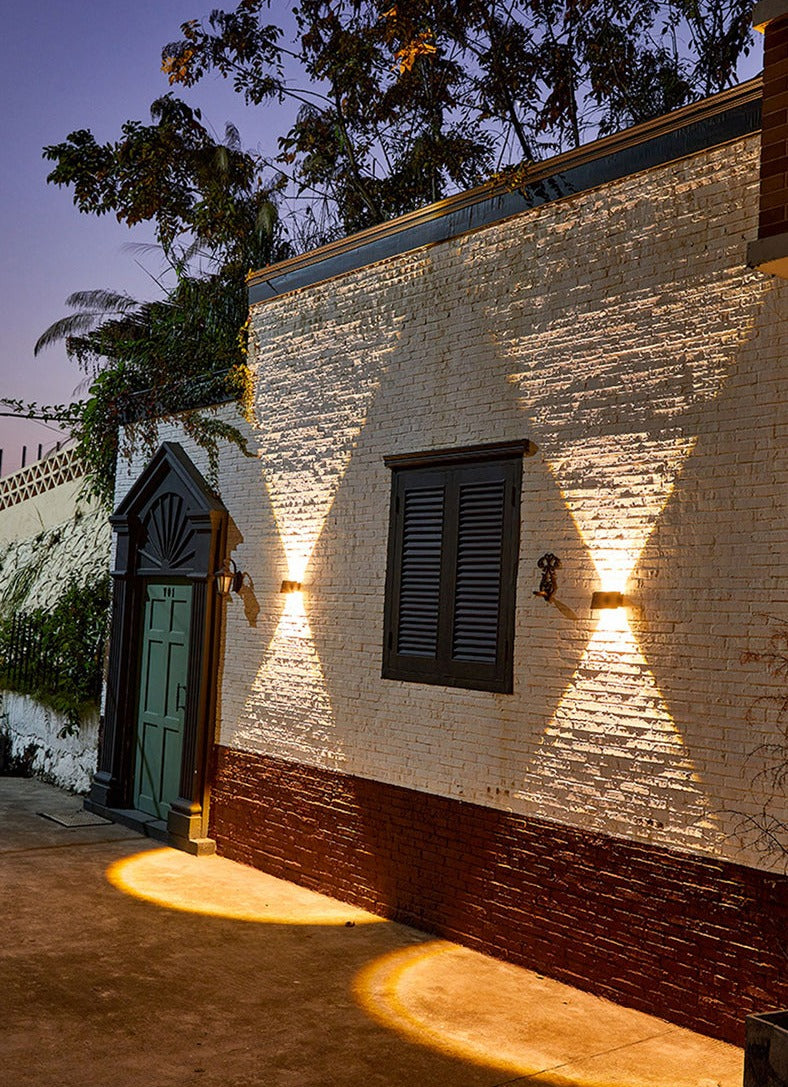 Norvo | SolarRay – Slank Solcellevegglampe for Stilige Uteområder