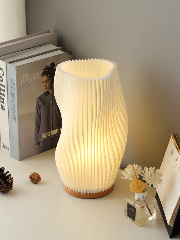 Norvo | Frenchlight Bordlampe - Elegant Plisserte Bordlampe i Fransk Krem for Atmosfæriske Rom