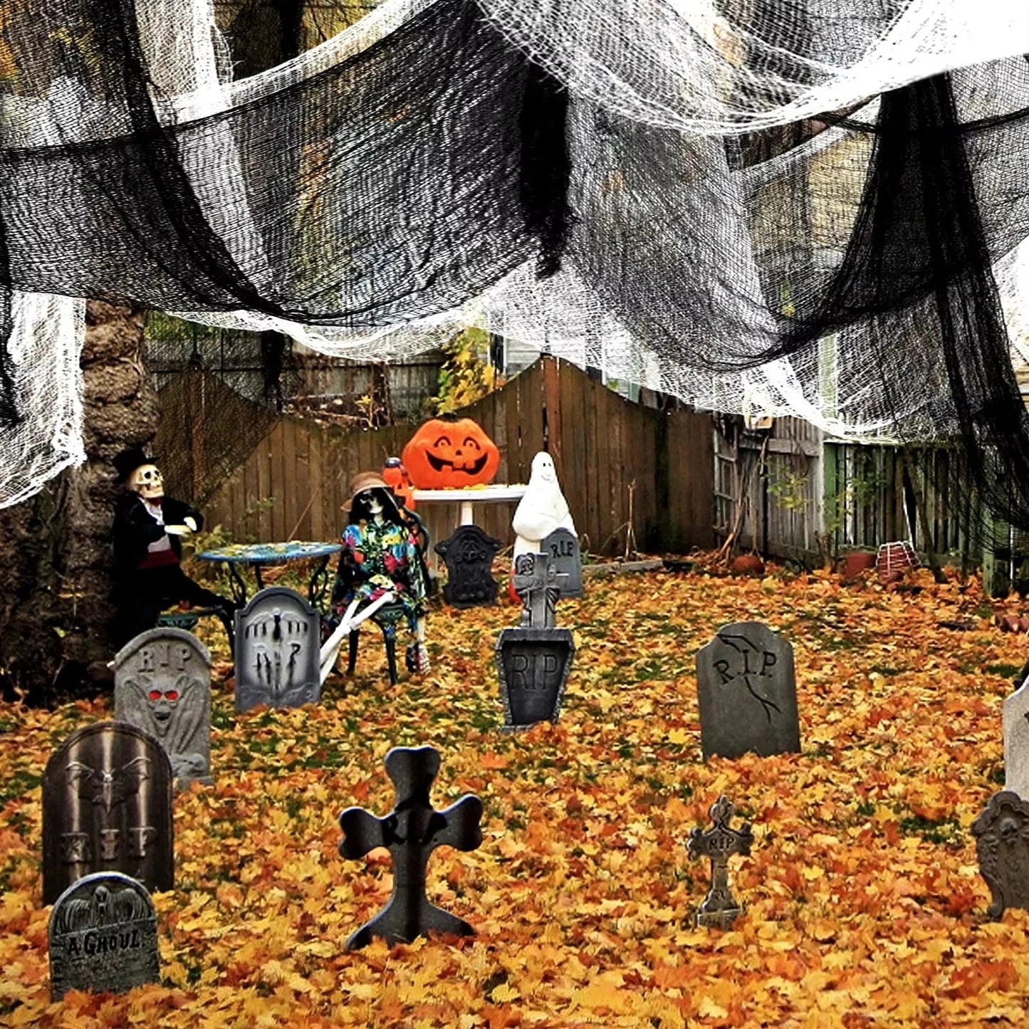 Norvo | Hengende dekorasjon laget av svart gasbind for Halloween — perfekt for vegger, peis og dører