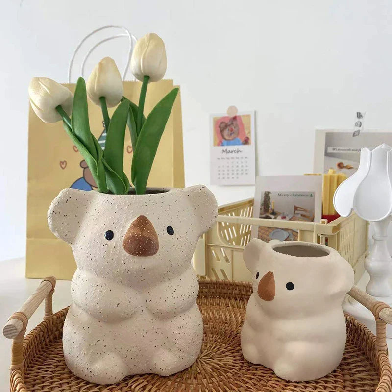 Norvo | Koalina Koala Plantekrukke | Søt Dekorativ Plantepotte Laget av Harpiks | Mini Vase for Sukulenter & Bonsai | Håndlaget Hage & Hjemmeinnredning