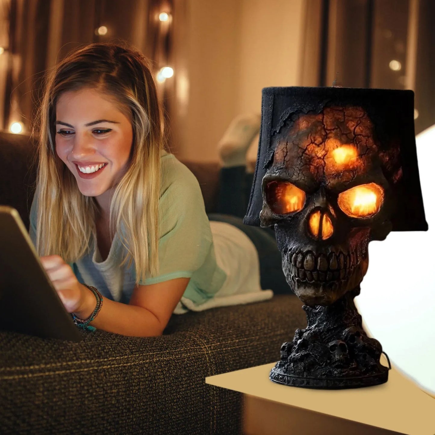 Norvo | Gothisk Bordlampe SkullFire | Halloween Hodeskalle Dekor | LED Ambient Lys | 20 x 11 x 11 cm
