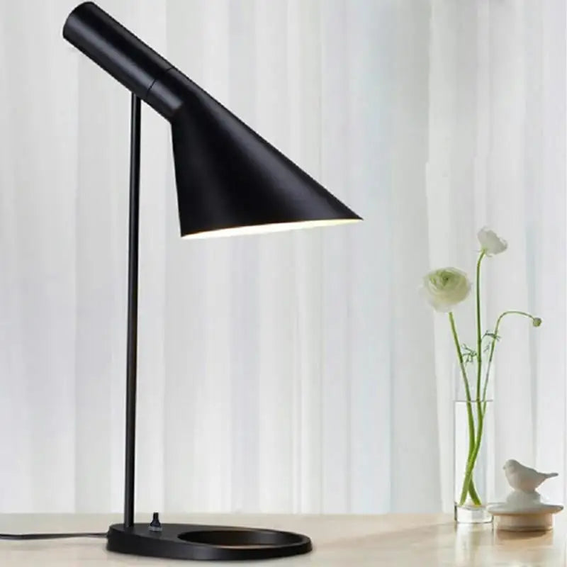 Norvo | Bordlampe med moderne metalldesign