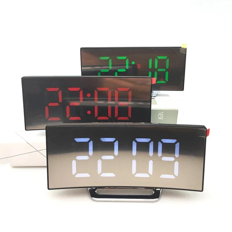 Norvo | LED buet skjerm digital vekkerklokke med USB-lading