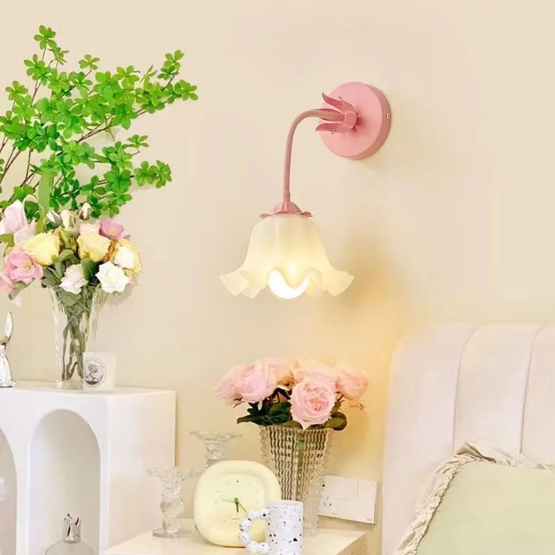 FrenchBloom - Elegant vegglampe med blomsterdesign Norvo