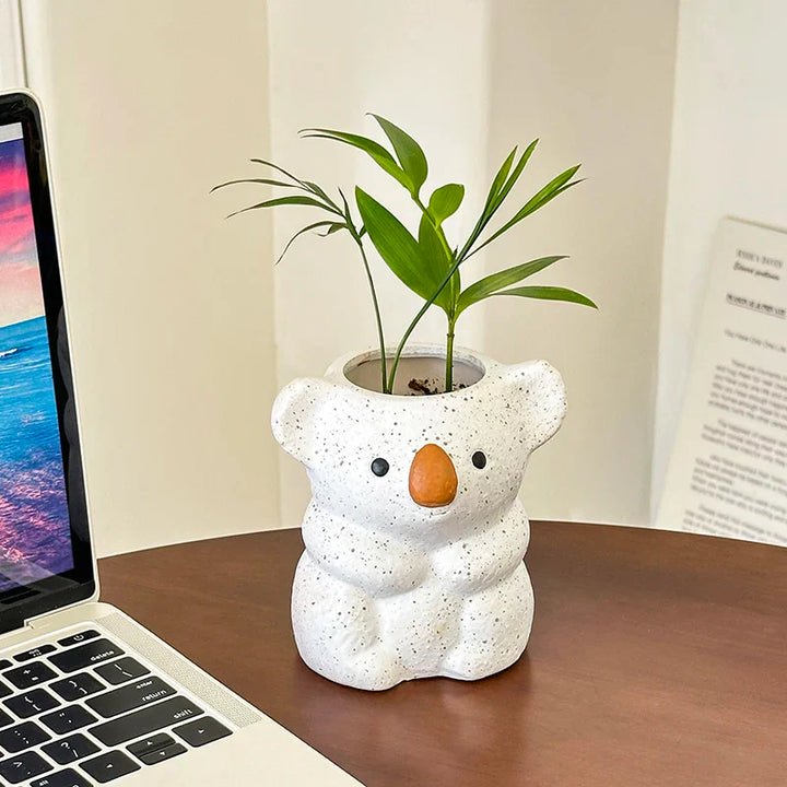 Norvo | Koalina Koala Plantekrukke | Søt Dekorativ Plantepotte Laget av Harpiks | Mini Vase for Sukulenter & Bonsai | Håndlaget Hage & Hjemmeinnredning
