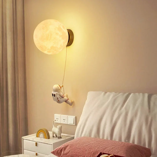 LunarGlow Vegglampe - Måneformet Astronautbelysning