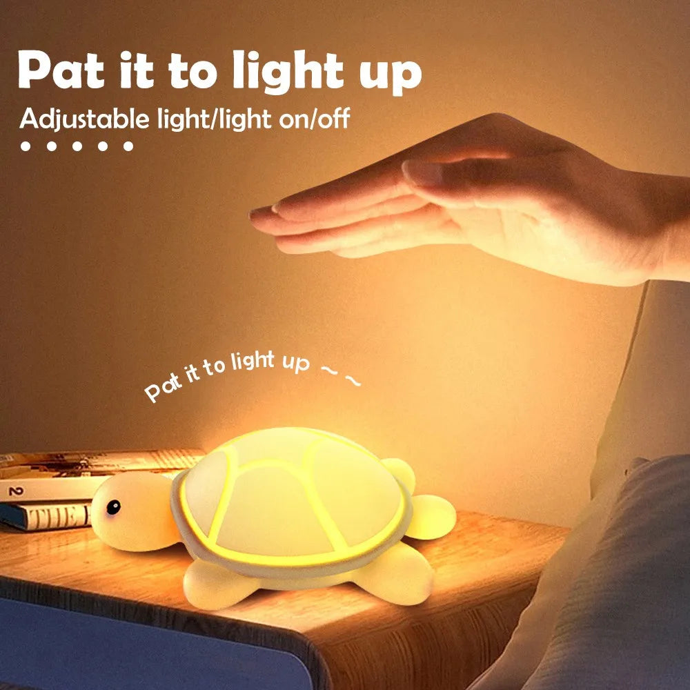 Norvo | ShellGlow LED Nattlampe | Sjekk Skilpadde | Myk Silikon | Fargeforandring & Varmt Lys | USB-C Oppladbar | 10.2 × 15.8 × 6.1 cm