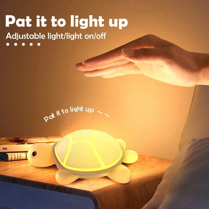 Norvo | ShellGlow LED Nattlampe | Sjekk Skilpadde | Myk Silikon | Fargeforandring & Varmt Lys | USB-C Oppladbar | 10.2 × 15.8 × 6.1 cm