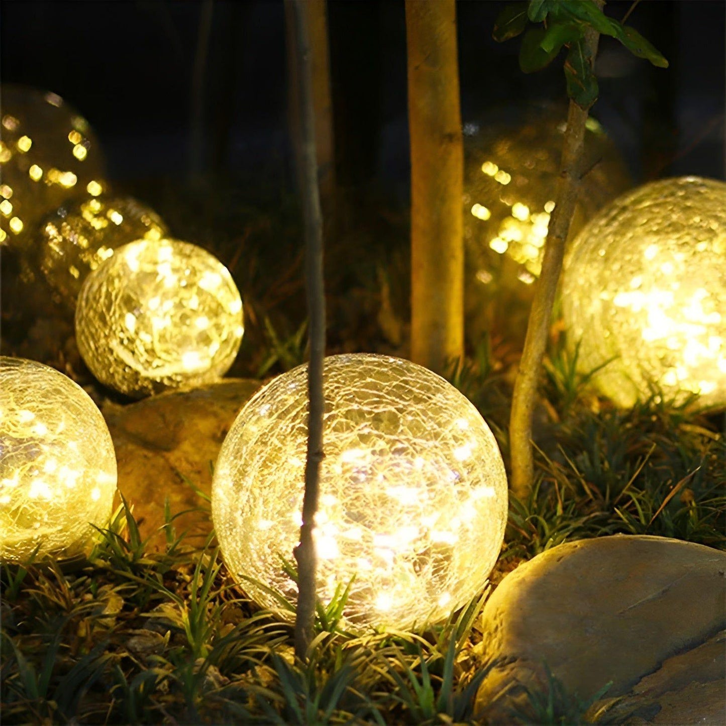 Norvo | Lumora Solarbeleuchtung für den Garten | Warmweißes LED-Licht | Automatisch & IP65 wasserdicht | Design mit zerbrochenem Glas