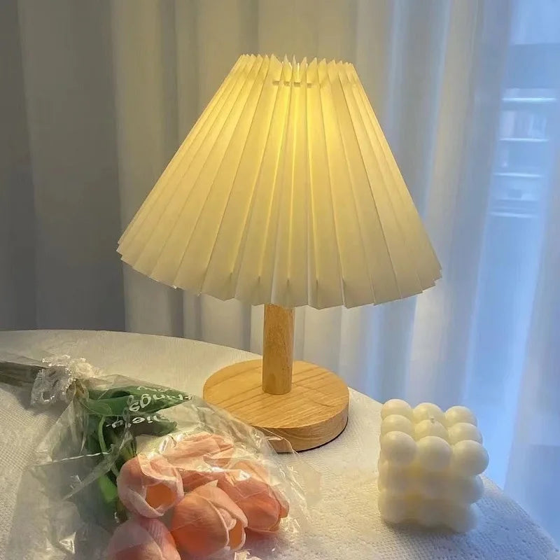 Norvo | Sammenleggbar Plissebordlampe - Stilfull Sammenleggbar LED Bordlampe for Unik Interiørdesign