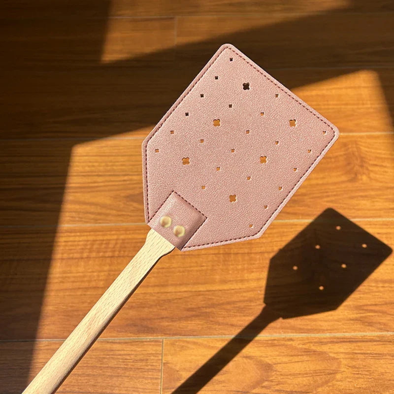 Norvo | Insektra Lær Flueplanker med Trehåndtak | 13×10 cm Slående Overflate | Rustfrie Stål Nitter | Hengeanordning