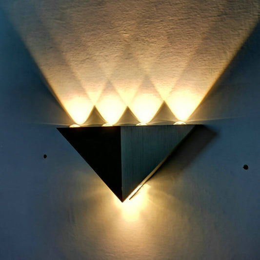 Norvo | TriLumina Prism LED Vegglampe | Kreativ Pyramide Design | Aluminium & Akryl | Fargede Lysalternativer