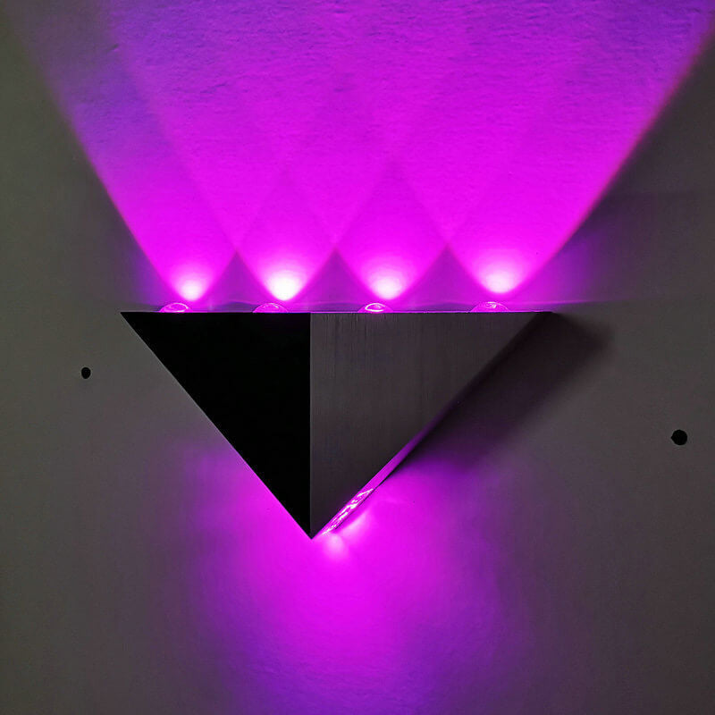 Norvo | TriLumina Prism LED Vegglampe | Kreativ Pyramide Design | Aluminium & Akryl | Fargede Lysalternativer