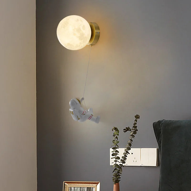 LunarGlow Vegglampe - Måneformet Astronautbelysning