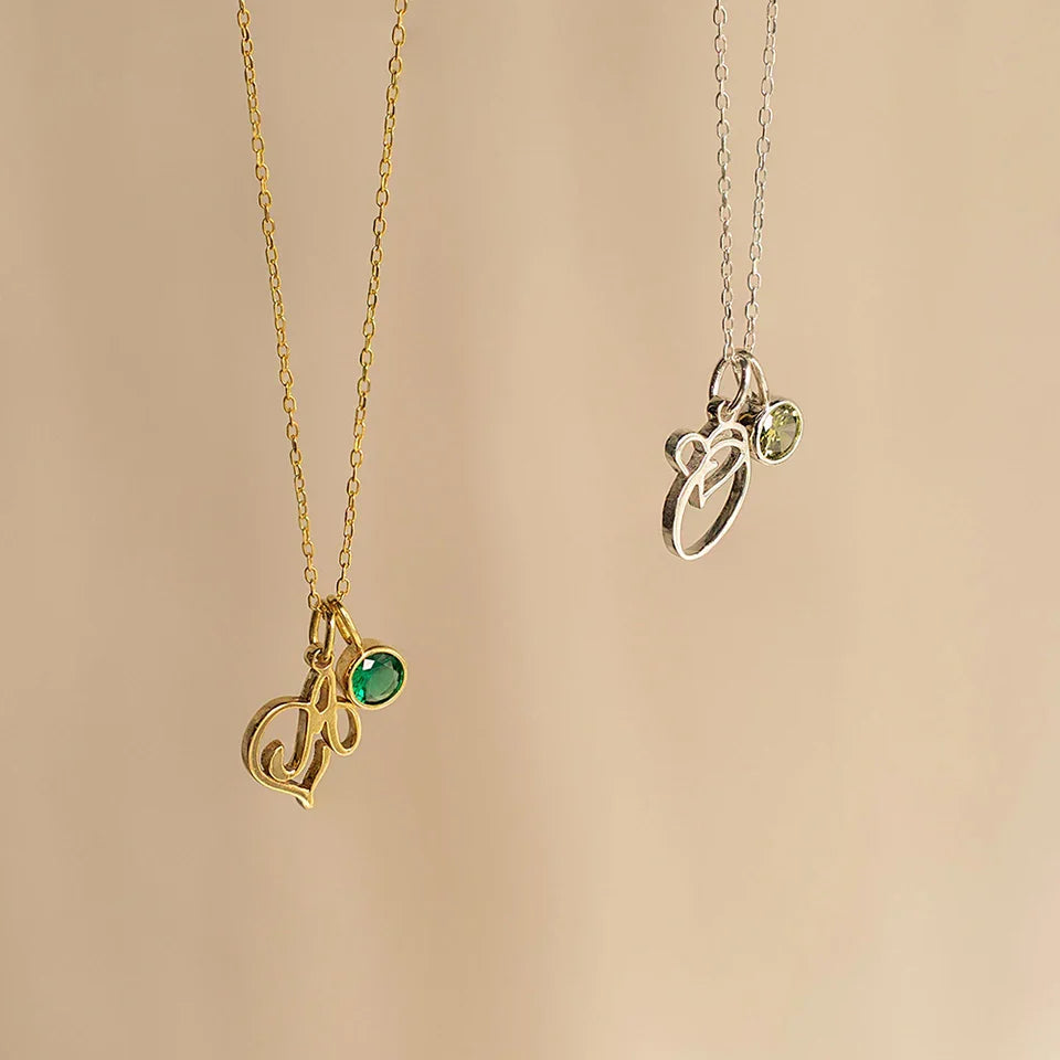 Norvo | Delikat kursiv hjerte fødselssteins bokstavinitial halskjede