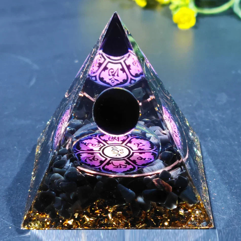 Norvo | Orgonite Pyramide med Ametyst Pendel – Energi, Beskyttelse og Dekorasjon