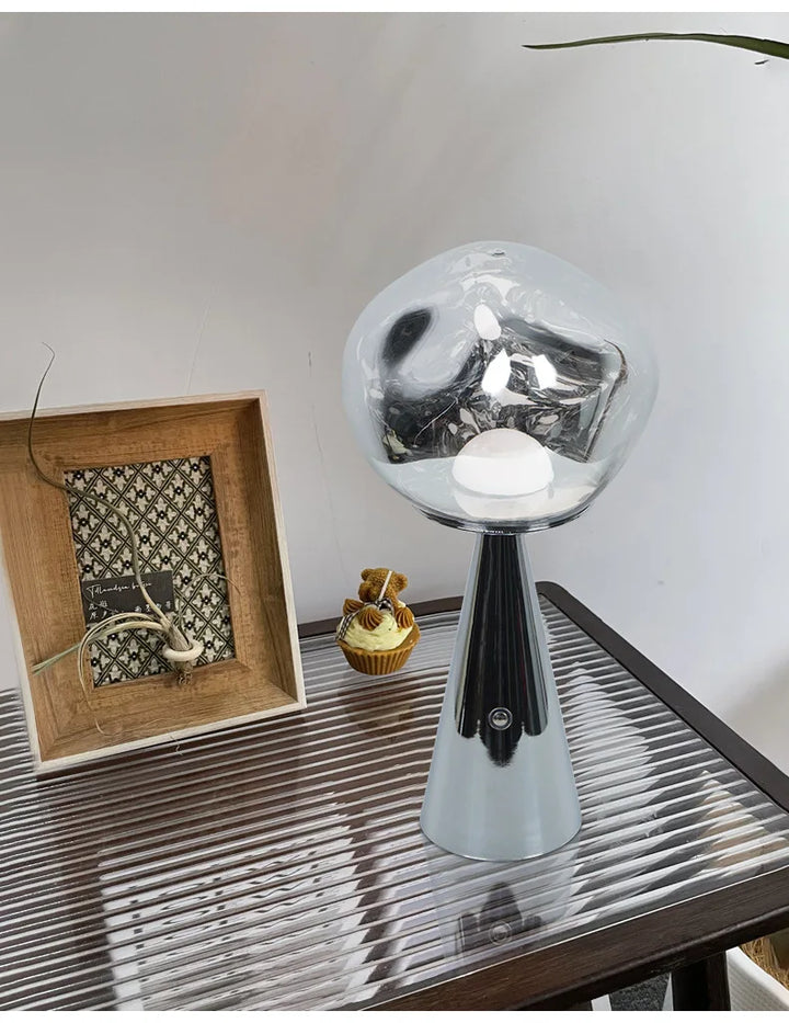 Moderne Mini Bordlampe i Lava Design med LED Lys - Dekorativ Lampe for Stue, Soverom & Kontor | Norvo
